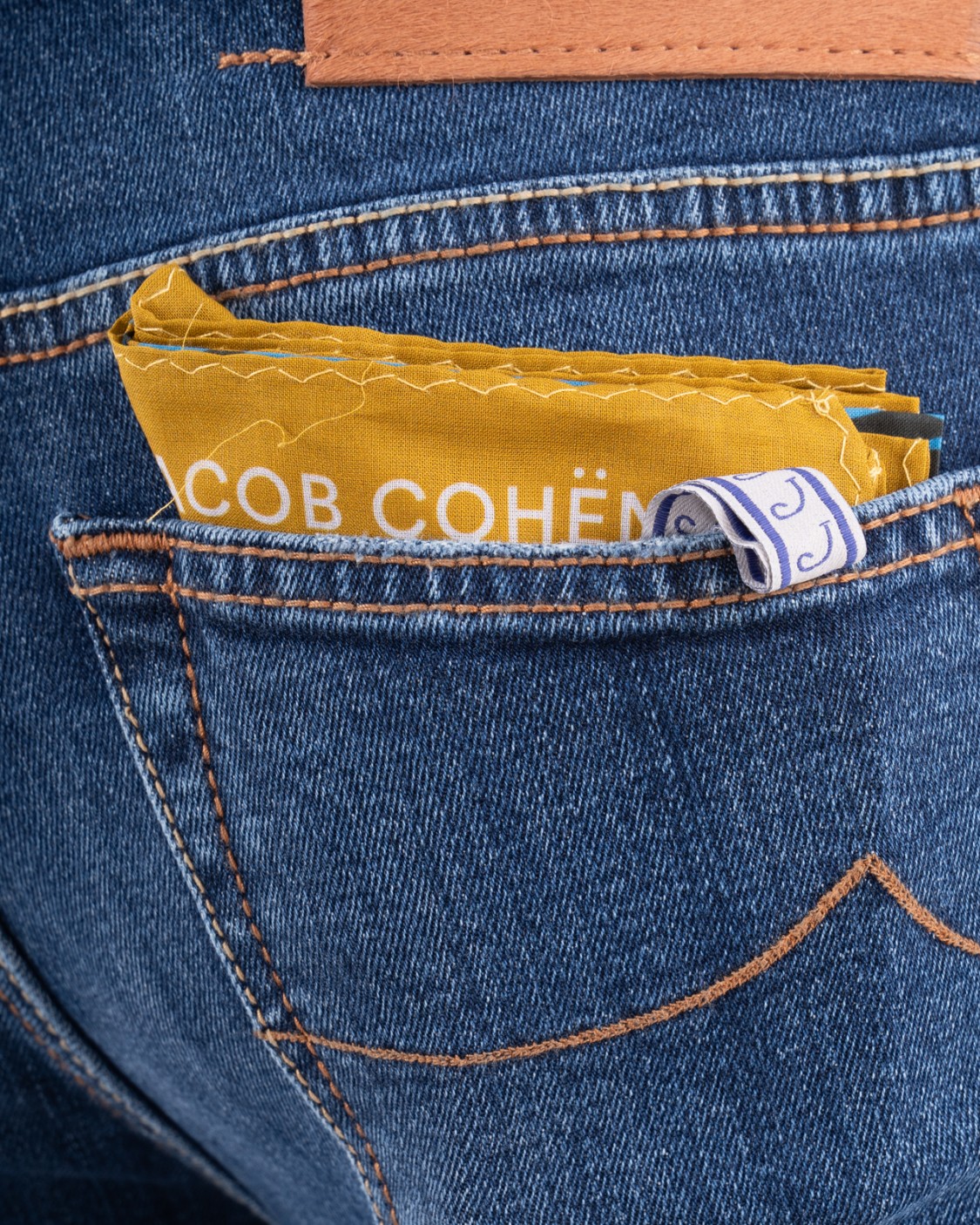 shop JACOB COHEN  Jeans: Jacob Choen jeans  a cinque tasche.
Logo ricamato sul taschino.
Passanti al punto vita.
Chiusura con bottoni.
Bottone con logo a rilievo e finitura rame.
Patta interna ricamata con nome del pantalone e citazione del fondatore.
Salpa in cavallino con logo ricamato in ecopelle dal colore a contrasto.
Include bandana con stampa maiolica e rocchetto di filo
Profumati con l’esclusiva fragranza Jacob Cohën.
Composizione: 65% poliestere, 35% cotone.
Made in Italy.. S4071-923D number 301068